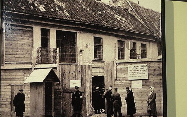 L'entrée principale du ghetto de Vilnius en Lituanie, en 1941 pendant la Seconde Guerre mondiale. (Wikimedia Commons - domaine public)