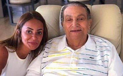 L'ancien président égyptien Hosni Moubarak (à droite) sur une photo mise en ligne le 31 août 2018. (Twitter)