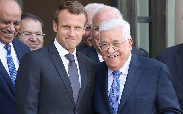 Le président français Emmanuel Macron pose avec le président de l'Autorité palestinienne Mahmoud Abbas après leur rencontre à l'Elysée, à Paris, le 21 septembre 2018. (AFP / Ludovic Marin) Le président français Emmanuel Macron pose avec le président de l'Autorité palestinienne Mahmoud Abbas après leur rencontre à l'Elysée, à Paris, le 21 septembre 2018. (AFP / Ludovic Marin)