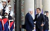 Le président français Emmanuel Macron accueille le président de l'Autorité palestinienne Mahmoud Abbas avant leur réunion à l'Elysée, le 21 septembre 2018, à Paris. (AFP / Ludovic Marin)