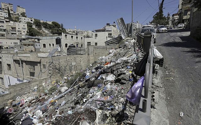 Des déchets jetés sur le bord d'une rue de Jérusalem-Est, le 12 juillet 2018 (Crédit :AP Photo/Mahmoud Illean)