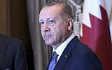 Le président turc Recep Tayyip Erdogan, alors qu'il serre la main à l'émir du Qatar, le sheikh Tamim bin Hamad Al Thani, avant les discussions au palais présidentiel d'Ankara, en Turquie, le 15 août 2018 (Crédit : Service de presse présidentiel via l'AP , Pool)
