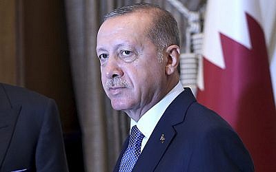 Le président turc Recep Tayyip Erdogan, alors qu'il serre la main à l'émir du Qatar, le sheikh Tamim bin Hamad Al Thani, avant les discussions au palais présidentiel d'Ankara, en Turquie, le 15 août 2018 (Crédit : Service de presse présidentiel via l'AP , Pool)