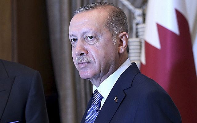 Le président turc Recep Tayyip Erdogan, alors qu'il serre la main à l'émir du Qatar, le sheikh Tamim bin Hamad Al Thani, avant les discussions au palais présidentiel d'Ankara, en Turquie, le 15 août 2018 (Crédit : Service de presse présidentiel via l'AP , Pool)