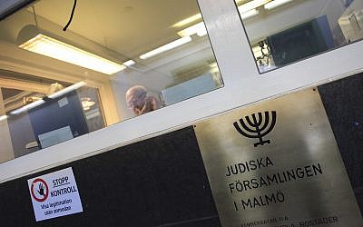 A titre d'illustration : Sur cette photo du 3 mars 2010, un homme est assis derrière une réception vitrée du centre communautaire juif hautement sécurisé situé au centre de Malmö, en Suède. (AP Photo/Pamela Juhl)