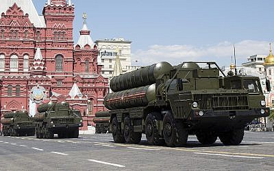 Des systèmes de défense aériens montrés lors d'une parade militaire du jour de la Victoire marquant la victoire sur la place Rouge de Moscou lors de la Seconde Guerre mondiale, en Russie, le 9 mai 2016 (Crédit : AP Photo/Alexander Zemlianichenko)