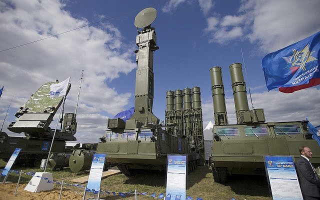 Un système de défense antiaérienne russe Antey 2500 ou S-300 VM est présenté à l'ouverture du spectacle aérien MAKS à Zhukovsky, aux abords de Moscou, en Russie, le 27 août 2013. (Crédit : AP Photo/Ivan Sekretarev/archives) Un système de défense antiaérienne russe Antey 2500 ou S-300 VM est présenté à l'ouverture du spectacle aérien MAKS à Zhukovsky, aux abords de Moscou, en Russie, le 27 août 2013. (Crédit : AP Photo/Ivan Sekretarev/archives)