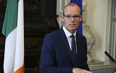 Le ministre irlandais des Affaires étrangères, Simon Coveney, parle aux médias à la Iveagh House à Dublin, le 16 août 2017 (Crédit : Brian Lawless/PA via AP)