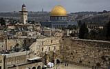 Une vue du mur Occidental et du dôme du Rocher, des sites parmi les plus saints pour les Juifs et les musulmans, dans la Vieille Ville de Jérusalem, le 6 décembre 2017. (Crédit : Oded Balilty/AP)