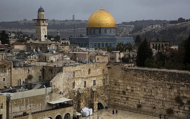 Une vue du mur Occidental et du dôme du Rocher, des sites parmi les plus saints pour les Juifs et les musulmans, dans la Vieille Ville de Jérusalem, le 6 décembre 2017. (Crédit : Oded Balilty/AP) Une vue du mur Occidental et du dôme du Rocher, des sites parmi les plus saints pour les Juifs et les musulmans, dans la Vieille Ville de Jérusalem, le 6 décembre 2017. (Crédit : Oded Balilty/AP)