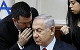 David Keyes s'adresse au Premier ministre Benjamin Netanyahu alors qu'il ouvre la réunion hebdomadaire du cabinet à son bureau de Jérusalem, le 23 juillet 2018. (Gali Tibbon/Pool via AP)