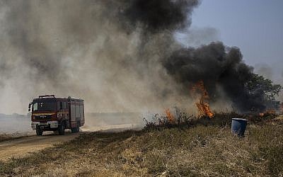 Des pompiers israéliens arrivent sur les lieux d’un incendie causé par un ballon incendiaire lancé par des Palestiniens de la bande de Gaza, lundi 3 septembre 2018, près de la frontière. (AP Photo / Tsafrir Abayov)