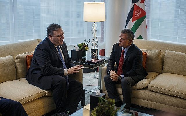 Le secrétaire d’État Mike Pompeo, à gauche, s'entretient avec le roi de Jordanie Abdullah II bin Al-Hussein, lors d'une réunion à l'hôtel Mandarin Oriental, à New York, le 23 septembre 2018, à New York. (Andres Kudacki via AP, Pool) Le secrétaire d’État Mike Pompeo, à gauche, s'entretient avec le roi de Jordanie Abdullah II bin Al-Hussein, lors d'une réunion à l'hôtel Mandarin Oriental, à New York, le 23 septembre 2018, à New York. (Andres Kudacki via AP, Pool)