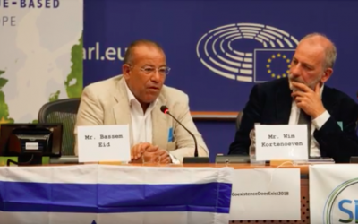 L'activiste pour les droits palestiniens Bassem Eid s'adresse au Parlement européen le 5 septembre 2018 (Crédit : capture d'écran YouTube)