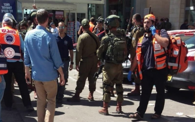 Les forces de sécurité arrivent sur les lieux après une attaque au couteau sur Israélien près du carrefour du Gush Etzion le 16 septembre 2018 (Crédit : United Hatzalah)