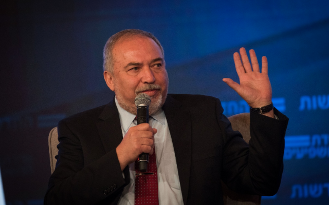 Le Ministre de la Défense israélien Avigdor Liberman intervient lors d'une conférence au Centre des congrès international de Jérusalem le 3 septembre 2018 (Crédit : 
Yonatan Sindel/Flash90)