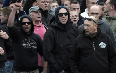 Manifestants d'extrême-droite lors d'un rassemblement à Chemnitz, à l'est de l'Allemagne le 1er septembre 2018 après l'appel de plusieurs groupes nationalistes à défiler contre le meurtre d'un Allemand la semaine précédente, imputé à des migrants syrien et irakien. (Crédit : AP /Jens Meyer)