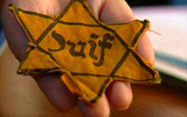 Une étoile jaune, dispositif de discrimination et de marquage imposé par l'Allemagne nazie aux Juifs résidant dans les zones conquises au cours de la Seconde Guerre mondiale. Illustration. (Crédit : capture d'écran france info tv)