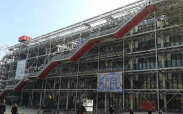 Facade du centre d'art et de culture Georges Pompidou à Paris. (Crédit : Gzen92/Wikimedia Comons)