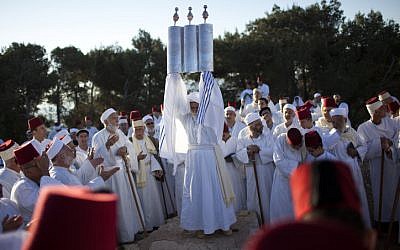 Des Samaritains prient pendant un pèlerinage célébrant la fête de Pessah sur le mont  Gerizim aux abords de la ville de Naplouse, en Cisjordanie, le 11 mai 2012 (Crédit : Yonatan Sindel/ Flash90/File)