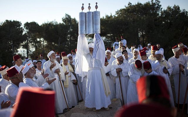 Des Samaritains prient pendant un pèlerinage célébrant la fête de Pessah sur le mont  Gerizim aux abords de la ville de Naplouse, en Cisjordanie, le 11 mai 2012 (Crédit : Yonatan Sindel/ Flash90/File)