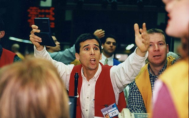 Un courtier à la bourse de Tel Aviv (Crédit :  Moshe Shai/Flash90)