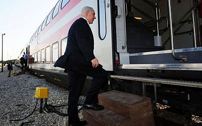 Benjamin Netanyahu embarque dans un train de Tel Aviv à Beer sheva le 13 novembre 2012 (Crédit : Kobi Gideon/GPO/Flash90)