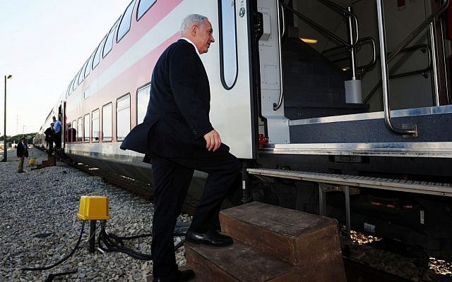 Benjamin Netanyahu embarque dans un train de Tel Aviv à Beer sheva le 13 novembre 2012 (Crédit : Kobi Gideon/GPO/Flash90) Benjamin Netanyahu embarque dans un train de Tel Aviv à Beer sheva le 13 novembre 2012 (Crédit : Kobi Gideon/GPO/Flash90)