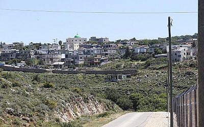 Vue du village bédouin d'Aramsha, en Galilée occidentale, en avril 2015. (Crédit : Nati Shohat/Flash90)