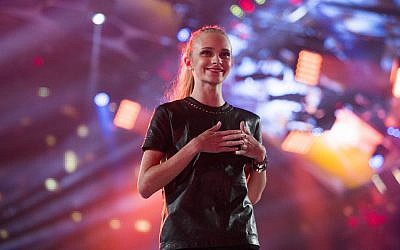 Le mannequin israélien Stav Strashko lors de la finale de l'émission Big Brother VIP, le 16 juin 2015 (Crédit : Yonatan Sindel/Flash90)
