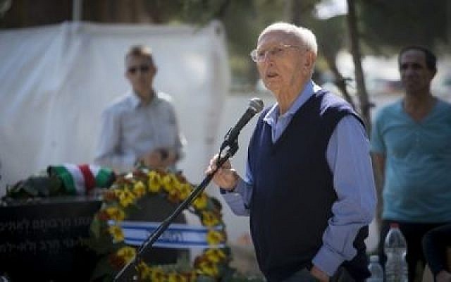 Zvi Zamir s'exprimant lors d'un service de commémoration marquant le 21ᵉ anniversaire de l'assassinat du Premier ministre Yitzhak Rabin, au cimetière du mont Herzl, à Jérusalem, le 4 novembre 2016. (Crédit : Yonatan Sindel/Flash90)