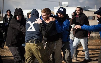 Les forces de police arrêtent des manifestants dans l'avant-poste illégal d'Amona, le 1er février 2017, lors de l'évacuation du campement. (Hadas Parush/Flash90)