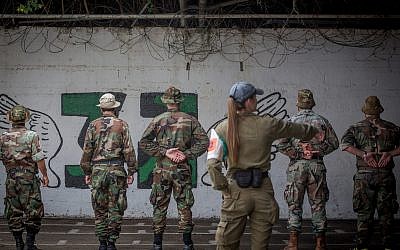 Un officier militaire parle avec des soldats israéliens emprisonnés à la Prison Four, la plus grande prison militaire, sur la base de Tzrifin, le 26 avril 2018 (Crédit :  Miriam Alster/FLASH90)
