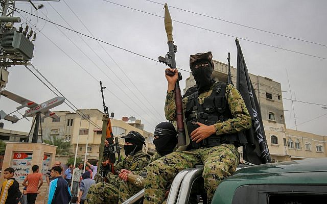 Des membres de la branche armée du groupe terroriste du Hamas assistent aux funérailles de six de ses combattants dans un cimetière du camp de réfugiés de Deir al-Balah, dans le centre de la bande de Gaza, le 6 mai 2018. (Rahim Khatib / Flash90) Des membres de la branche armée du groupe terroriste du Hamas assistent aux funérailles de six de ses combattants dans un cimetière du camp de réfugiés de Deir al-Balah, dans le centre de la bande de Gaza, le 6 mai 2018. (Rahim Khatib / Flash90)