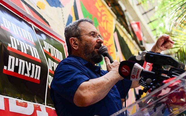 L'ancien ministre de la Défense Ehud Barak à Tel Aviv le 24 août 2018 (Crédit :Tomer Neuberg/Flash90)