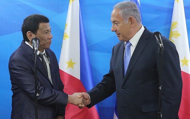 Le président philippin Rodrigo Duterte avec le Premier ministre Benjamin Netanyahu à Jérusalem, le 3 septembre 2018. (Crédit : Marc Israel Sellem/Flash90/Pool)