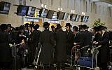 Des Juifs ultra-orthodoxes se rendent à Ouman, en Ukraine, à l'occasion de Rosh HaShana, depuis l'aéroport de Ben Gurion, le 5 septembre 2018. (Crédit : Avi Dishi/Flash90)