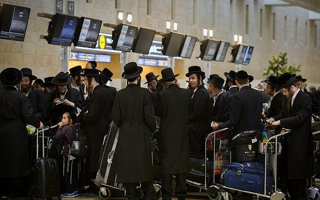 Des Juifs ultra-orthodoxes se rendent à Ouman, en Ukraine, à l'occasion de Rosh HaShana, depuis l'aéroport de Ben Gurion, le 5 septembre 2018. (Crédit : Avi Dishi/Flash90) Des Juifs ultra-orthodoxes se rendent à Ouman, en Ukraine, à l'occasion de Rosh HaShana, depuis l'aéroport de Ben Gurion, le 5 septembre 2018. (Crédit : Avi Dishi/Flash90)