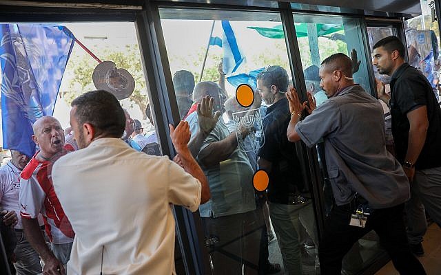 Des agents de sécurité bloquent des retraités de la police et des services de sécurité qui ont fait irruption dans le bureau du Premier ministre à Jérusalem, le 5 septembre 2018. (Crédit : Hadas Parush/Flash90)