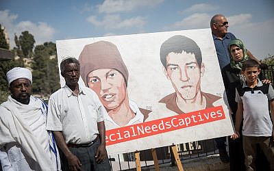 Les famille d'Avera Mengistu et de Hisham Al-Sayed devant une affiche demandant la libération de ces civils détenus par le Hamas à Gaza, le 6 septembre 2018. (Crédit : Hadas Parush/Flash90)