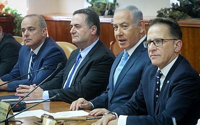 Le Premier ministre Benjamin Netanyahu, deuxième à gauche, lors de la réunion du cabinet au bureau du Premier ministre de Jérusalem, le 12 septembre 2018 (Crédit :  Marc Israel Sellem/POOL)