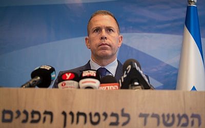Le ministre de la Sécurité publique Gilad Erdan annonce les candidats au poste de chef de la police pour succéder à Roni Alsheich, le 13 septembre 2018. (Roy Alima/Flash90)