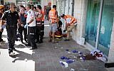 Les secours arrivent sur la scène d'une attaque au couteau contre un Israélien lors d'un attentat terroriste commis au carrefour de Gush Etzion, le 16 septembre 2018 (Crédit : Gershon Elinson/FLASH90)