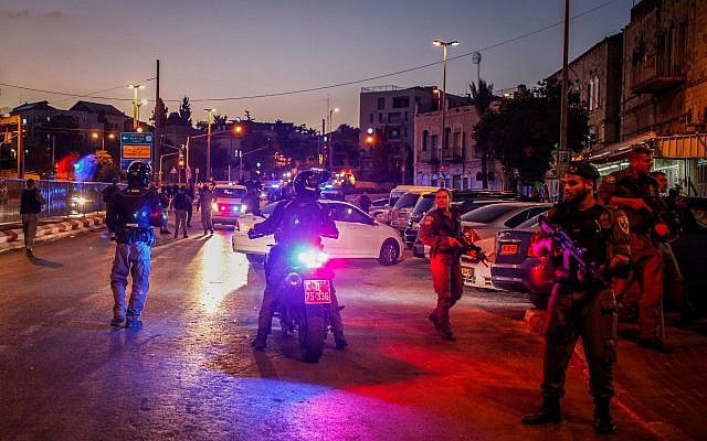 Les forces de sécurité israéliennes sur la scène d'une tentative d'attentat aux abords de la porte de Damas dans la Vieille Ville de Jérusalem à la veille de Yom Kippour, la journée juive du grand pardon, le 18 septembre 2018 (Crédit : Sliman Khader/Flash90) Les forces de sécurité israéliennes sur la scène d'une tentative d'attentat aux abords de la porte de Damas dans la Vieille Ville de Jérusalem à la veille de Yom Kippour, la journée juive du grand pardon, le 18 septembre 2018 (Crédit : Sliman Khader/Flash90)