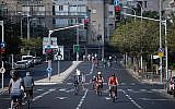 Les Israéliens font du vélo dans les rues vides de Tel Aviv, à Yom Kippour, le 19 septembre 2018 (Crédit : Miriam Alster/Flash 90)
