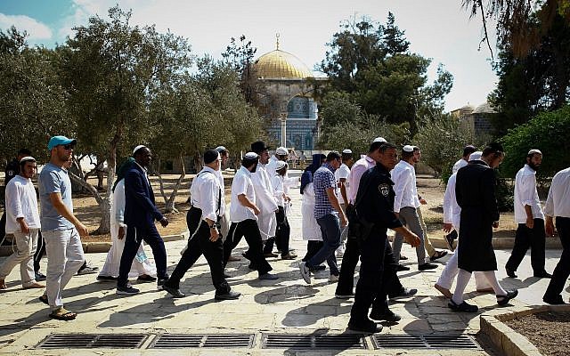 Les forces israéliennes de sécurité escortent un groupe de Juifs religieux lors d'une visite au mont du Temple à Yom Kippour, le 19 septembre 2018 (Crédit : Sliman Khader/Flash90) Les forces israéliennes de sécurité escortent un groupe de Juifs religieux lors d'une visite au mont du Temple à Yom Kippour, le 19 septembre 2018 (Crédit : Sliman Khader/Flash90)