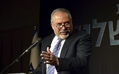 Le ministre de la Défense Avigdor Liberman s'exprime à l'ouverture de l'exposition de l'armée israélienne à Tel Aviv, le 20 septembre 2018 (Crédit : Yossi Zeliger/Flash90)