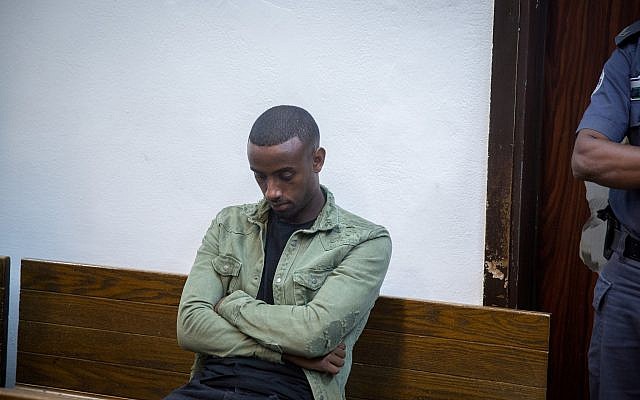 Le footballeur israélien Itzhak Asefa est conduit devant le tribunal de Tel Aviv, soupçonné d’être impliqué dans une collision qui a tué un adolescent de 17 ans à Tel Aviv le 24 septembre 2018. (Crédit : Miriam Alster / Flash90) Le footballeur israélien Itzhak Asefa est conduit devant le tribunal de Tel Aviv, soupçonné d’être impliqué dans une collision qui a tué un adolescent de 17 ans à Tel Aviv le 24 septembre 2018. (Crédit : Miriam Alster / Flash90)