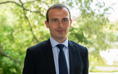 Fabien Di Filippo, dans le jardin des Quatre Colonnes au Palais Bourbon, à Paris, le 21 juin 2017. (Antoine Lamielle / Wikimedia Commons / JTA)