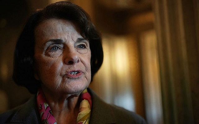 La sénatrice Dianne Feinstein (démocrate de Californie) s'adressant aux journalistes à Washington, le 15 février 2018. (Alex Wong / Getty Images via JTA) La sénatrice Dianne Feinstein (démocrate de Californie) s'adressant aux journalistes à Washington, le 15 février 2018. (Alex Wong / Getty Images via JTA)